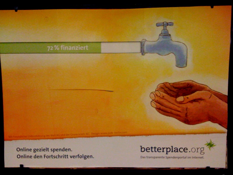 betterplace.org-Plakat im U-Bahnhof Berlin Frankfurter Tor