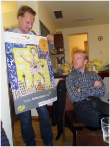 Andreas stellt beim 2. Stammtisch für Projekte die gelbe Villa als Gewinner des Plakatwettbewerbs vor