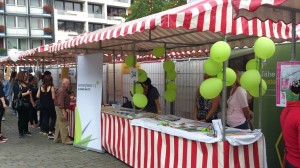 betterplace.org Kölner Ehrenamtstag - Die grünen Luftballons des Nachbarstands passten hervorragend zu uns