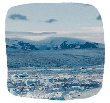 Ein großer See umgeben von schmelzenden Gletschern.